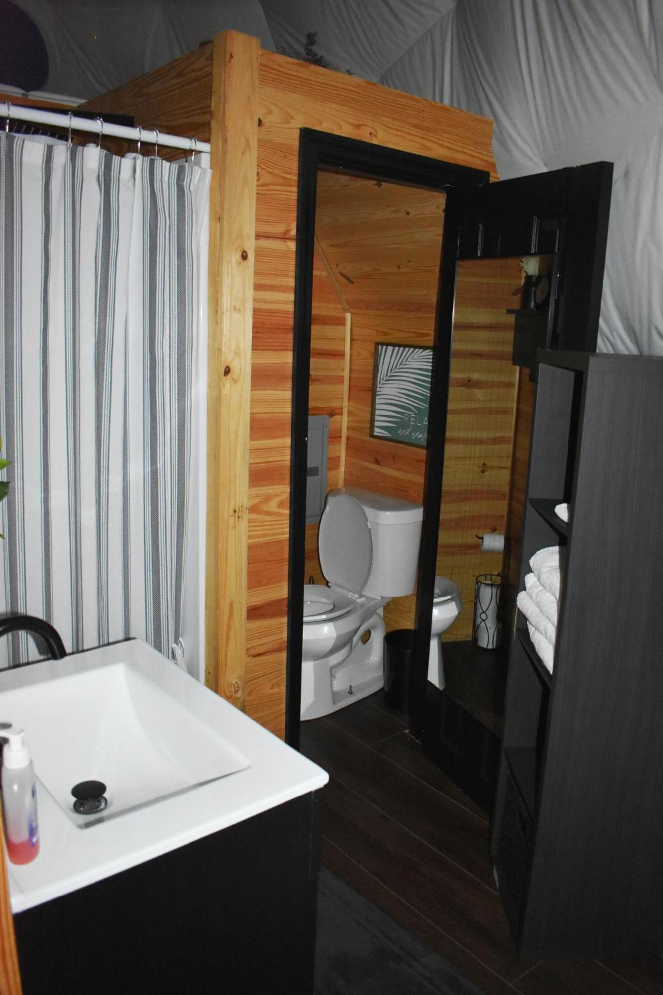 Waterfront Luxury Glamping Dome Hotell Rogersville Exteriör bild